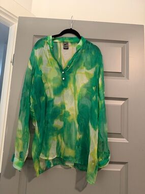 Casual studio top size large